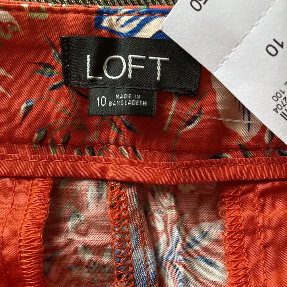 NWT LOFT Pleated Front Floral Print Shorts Size 10 - Picture 3 of 10